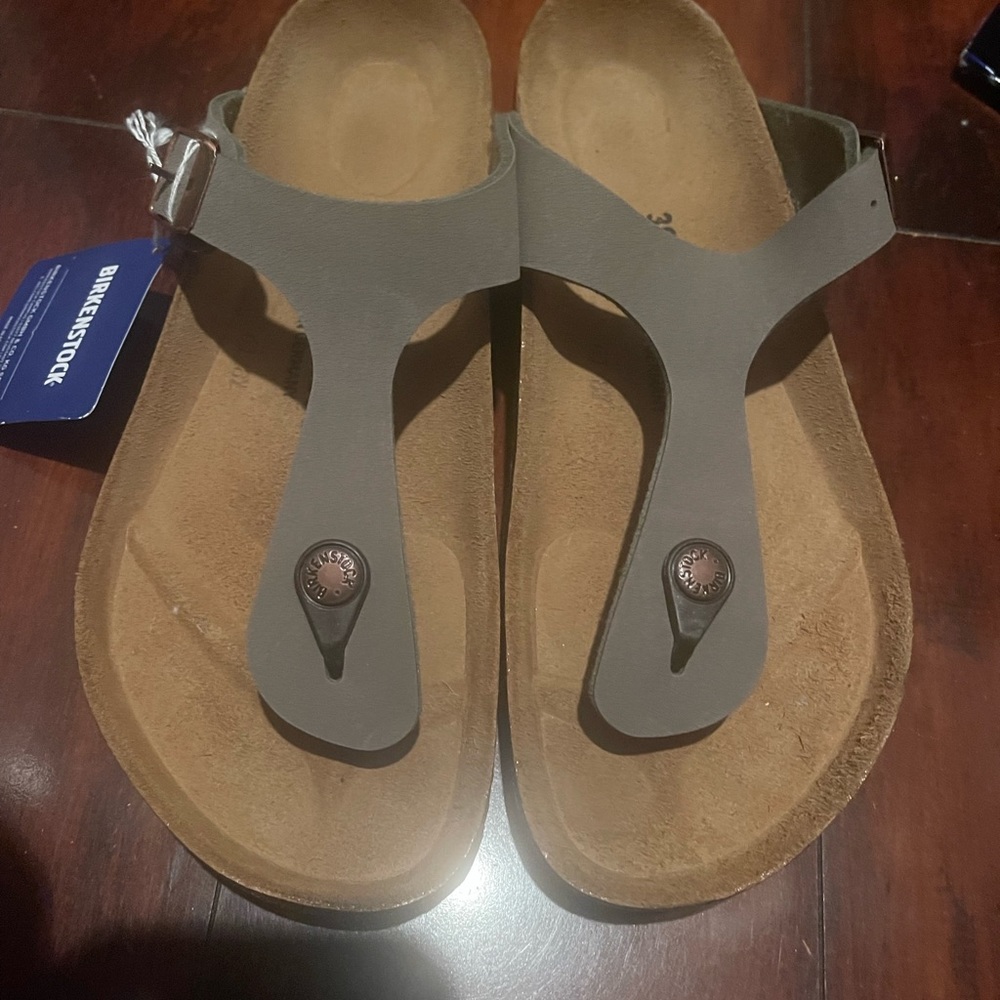 NWT Birkenstocks Gizeh Stone color size 39
*Still have the box but box damaged.
